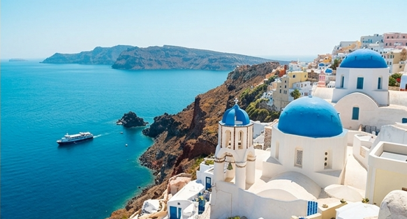 Casas blancas y cúpulas azules en Oia Santorini con vistas al mar Egeo en Grecia